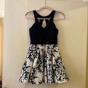 Vestido negro con blanco